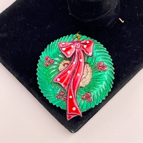 Vintage Plastic Christmas Winter Holiday Festive CottageCore Wreath Pin / Brooch - Picture 1 of 8